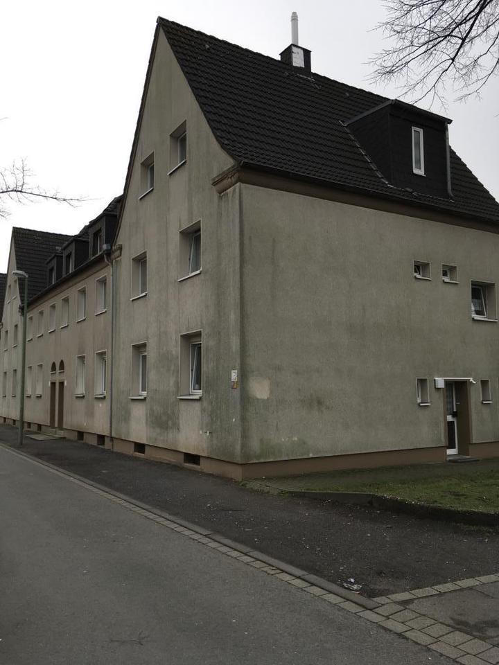 Im Herzen von Lünen-Brambauer - neues Bad mit Dusche, tapeziert....