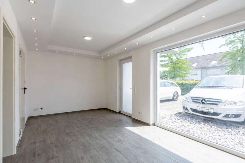 Neuwertiges Mehrfamilienhaus in Hamm-Heessen: 3 Einheiten, Gewerbefläche & privater Garten