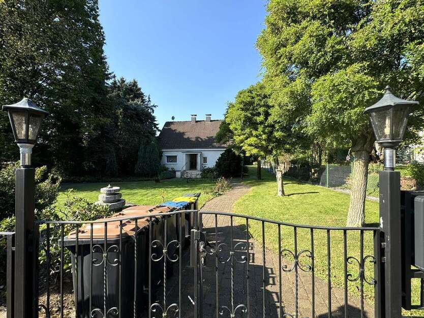 Freistehendes Einfamilienhaus mit XXL-Garten: Familienoase mit Garage & 2 Stellplätzen in Wuppertal
