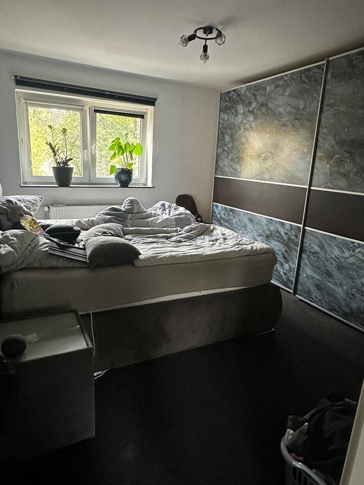 Bei VIVAWEST die Sonnenstrahlen auf dem eigenen Balkon genießen. zimmer