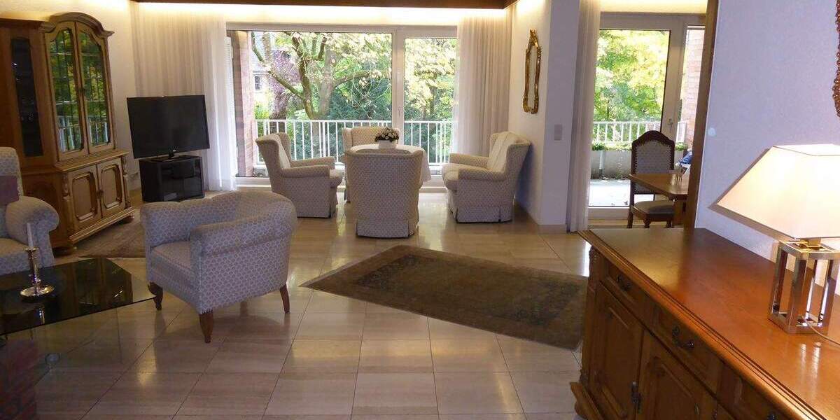 Großzügig Wohnung in bester Lage, komplett möbliert mit Tiefgarage und Aufzug! 3 zimmer