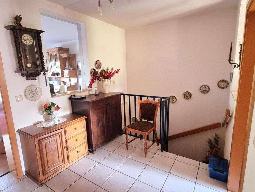 Provisionsfreie 5-Zimmer Wohnung über 2 Etagen + eigener Haustür
