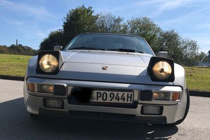 Porsche 944