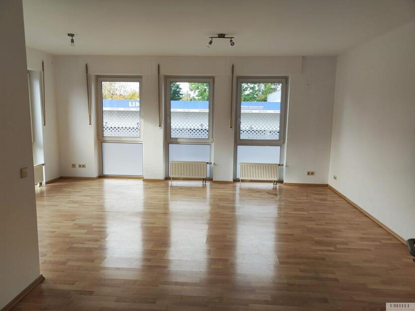 Moderne BüroPraxisräume mit Stellplätze zimmer