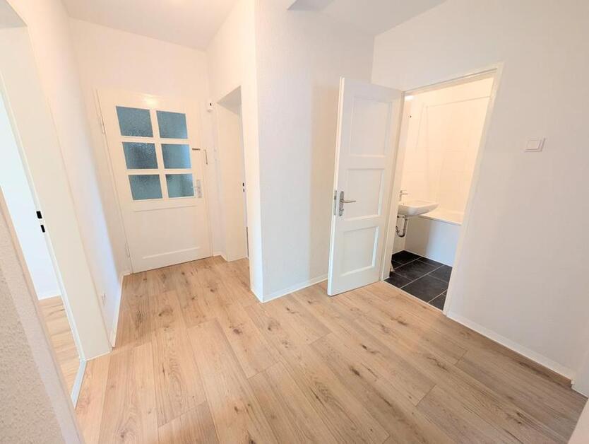 **Jetzt zugreifen:+weiße Wände +Laminat +modernes Tageslichtbad +Loggia** zimmer