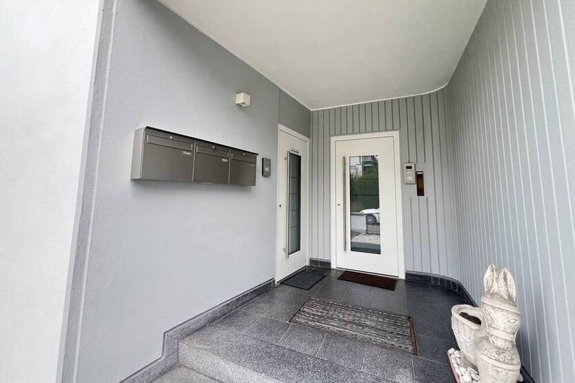 Was für ein schöner Platz! Frisch renovierte 3-Raum-Wohnung mit großem Balkon am Haumannplatz