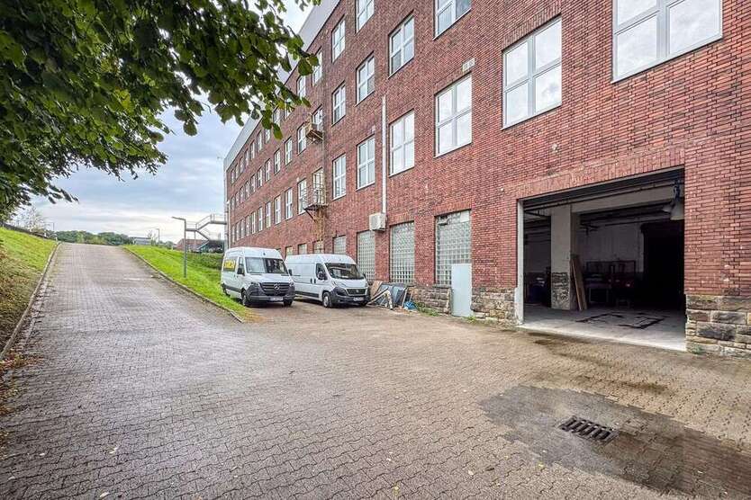 Halle in Witten 2.070 € 460 m²