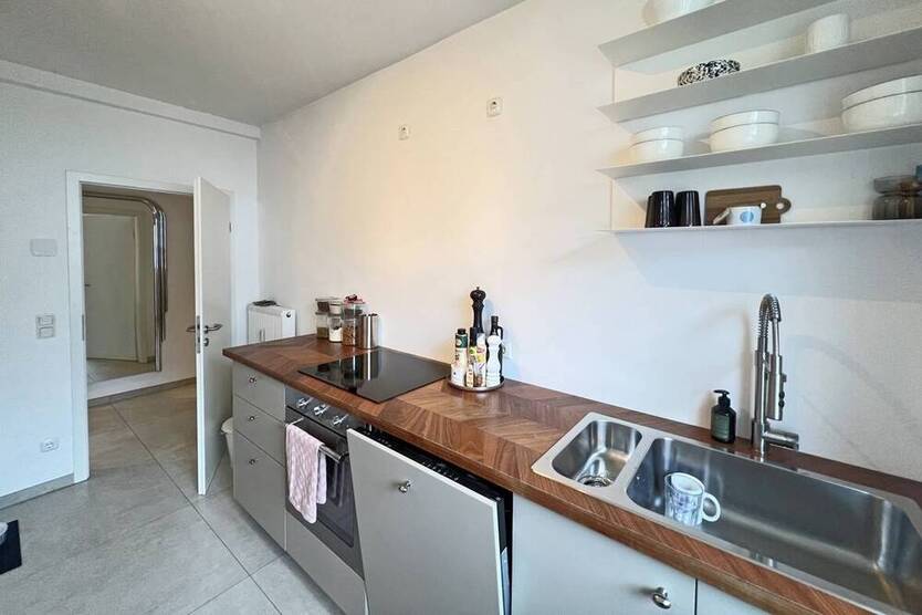 Was für ein schöner Platz! Frisch renovierte 3-Raum-Wohnung mit großem Balkon am Haumannplatz