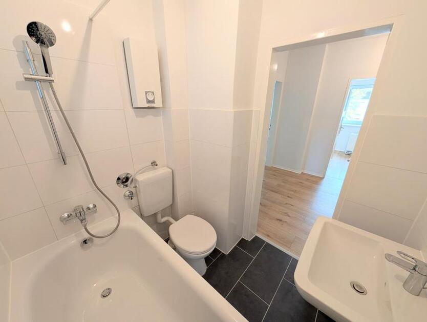 **Jetzt zugreifen:+weiße Wände +Laminat +modernes Tageslichtbad +Loggia** zimmer