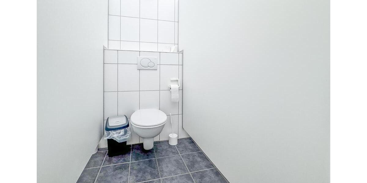 BEHEIZTES LAGER MIT SICHERHEITSDIENST – 390 m² – STELLPLÄTZE – LASTENAUFZUG – BARRIEREFREI – KÜCHE zimmer