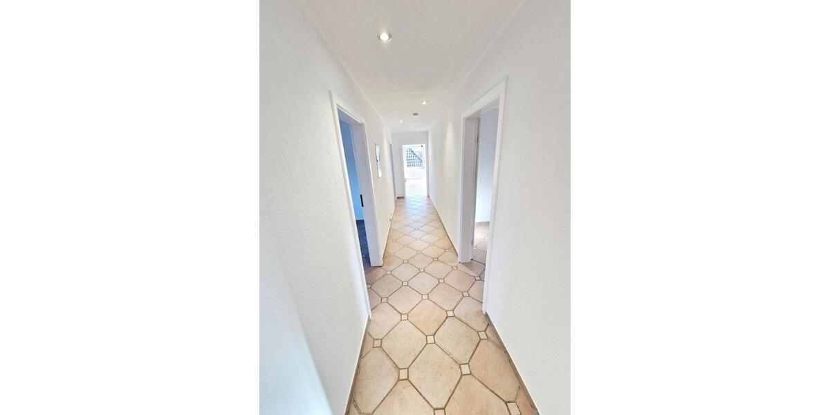 Helle, frisch renovierte Wohnung m. Tageslichtbad und Stellplatz 3 zimmer