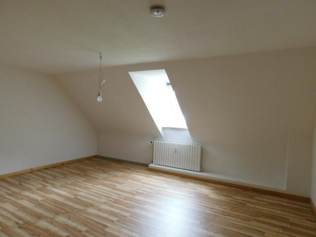 Preiswerte, ansprechende 2-Zimmer-Wohnung mit Ausblick zimmer