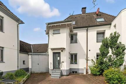 Ein Zuhause zum Verlieben: Stilvolle Doppelhaushälfte mit idyllischem Garten