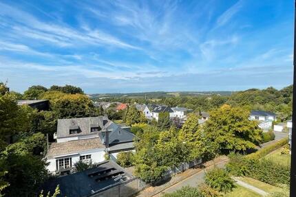 Sonnige kernsanierte 4 Zimmerwohnung mit Balkon und Stellplatz