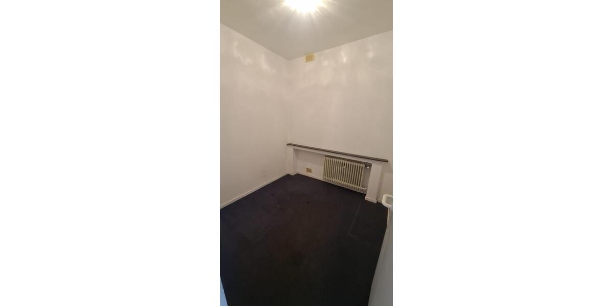 Büroräume + 4 Stellplätze außen zimmer