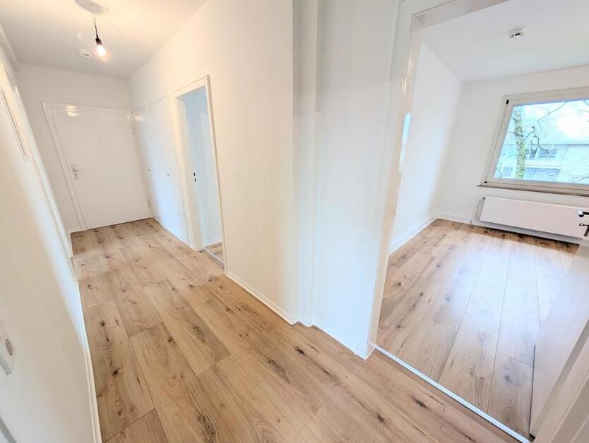 **Was will man mehr? +Balkon +frisch gestrichen +neuer Laminat +neues Tageslichtbad** zimmer