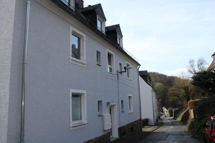 Halsknopf 20, hübsche 4 ZKB Wohnung im DG zimmer