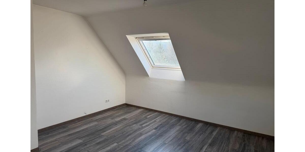Helle Dachgeschoss Wohnung 3 zimmer