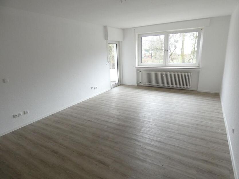 Schöne Erdgeschoss-Wohnung mit Balkon - wird demnächst komplett modernisiert zimmer