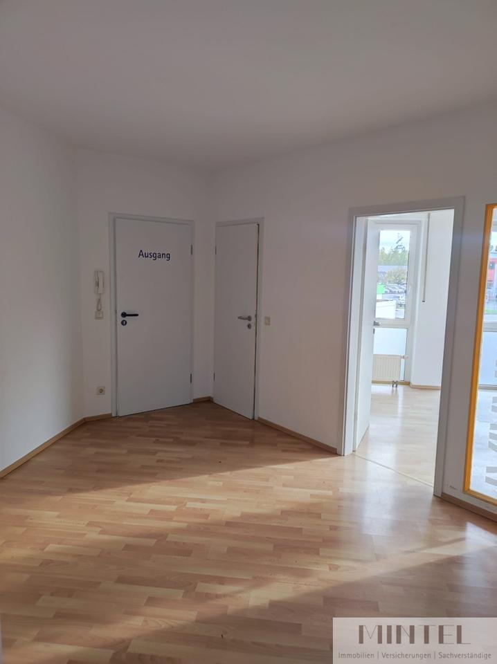 Moderne BüroPraxisräume mit Stellplätze zimmer