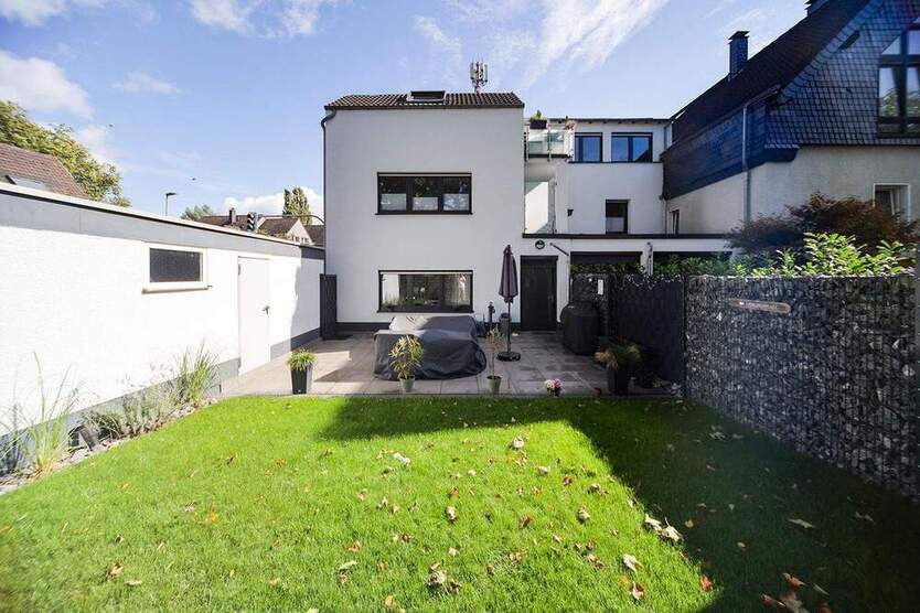 Hochwertige Erdgeschosswohnung mit Garten in kernsaniertem 3-Familienhaus 4 zimmer