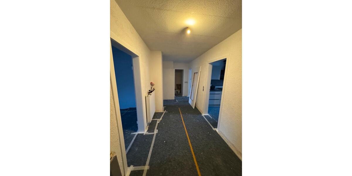 Vollständig renovierte 3 Zimmer Wohnung mit großer Einbauküche 3 zimmer