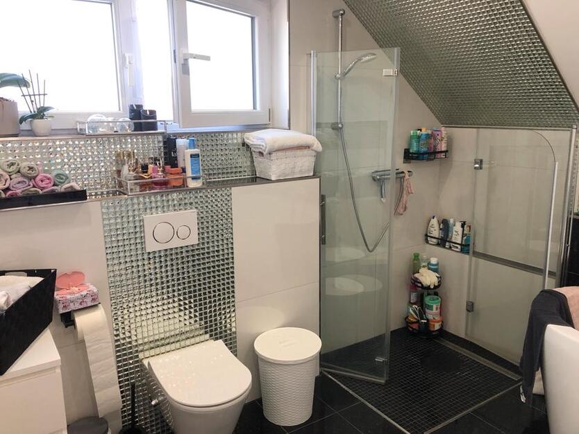 Freistehendes Haus mit EinliegerWohnung , sofort bezugsfertig.