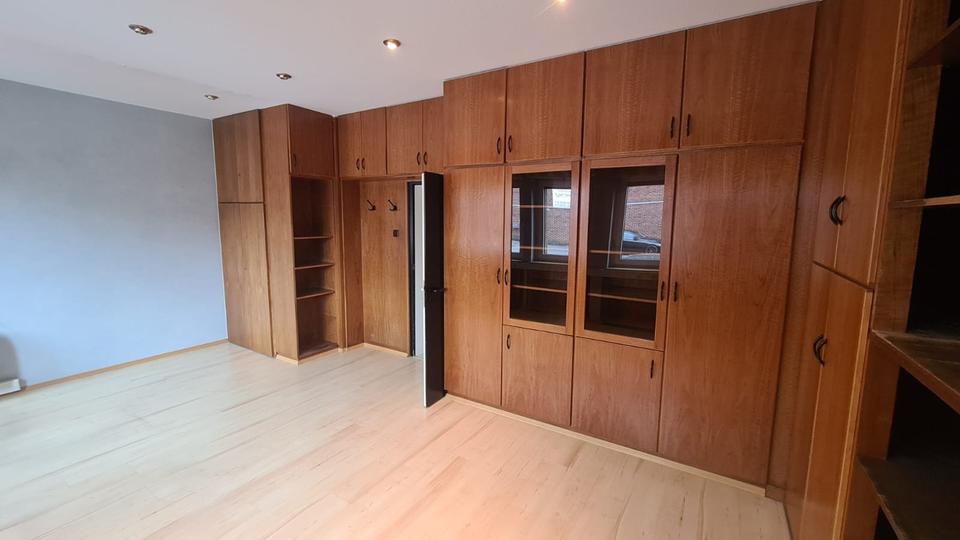 Büroräume + 4 Stellplätze außen zimmer