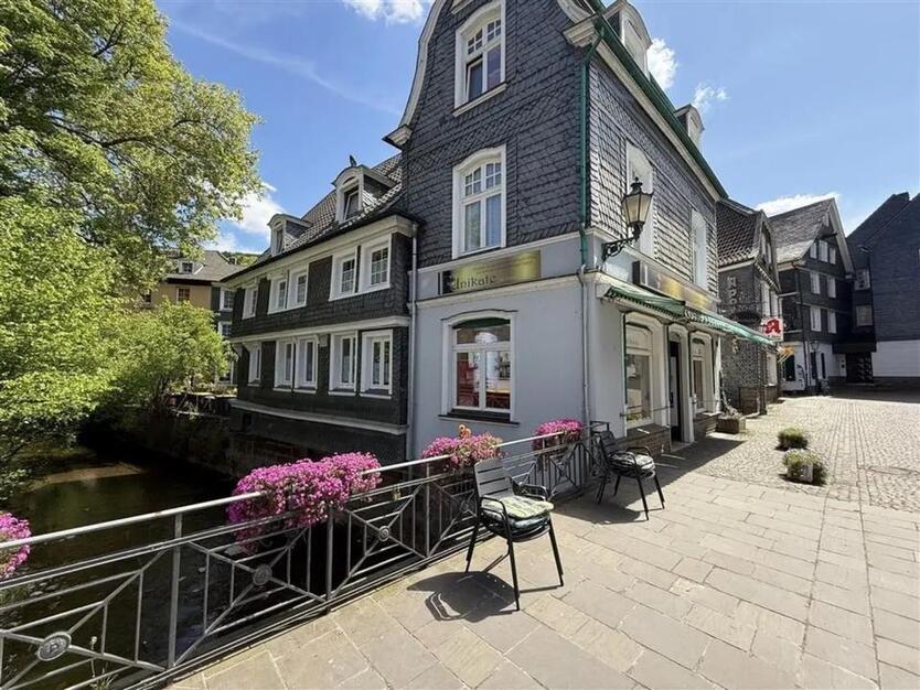 2 Famiien Haus + eigener Laden und sichere Mieteinnahmen