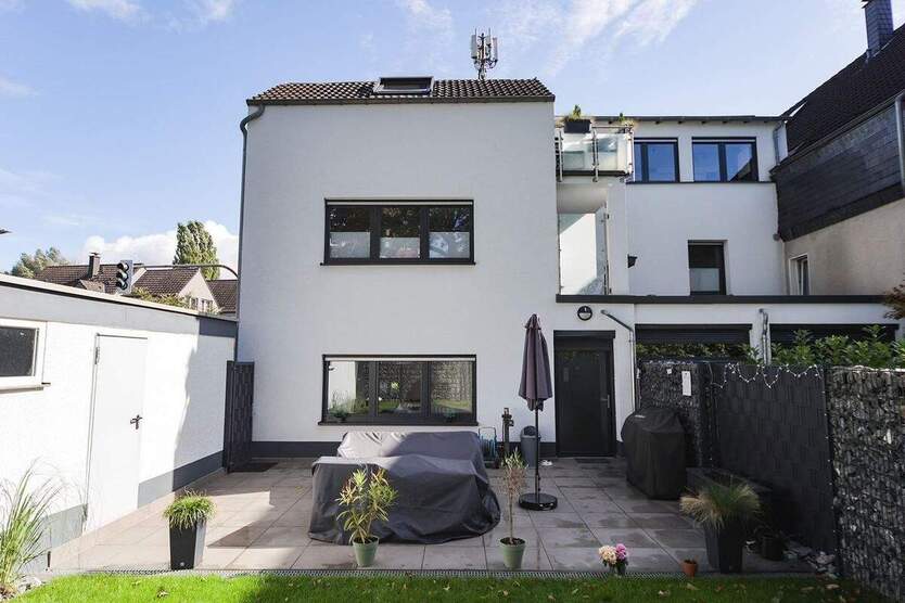 Hochwertige Erdgeschosswohnung mit Garten in kernsaniertem 3-Familienhaus 4 zimmer
