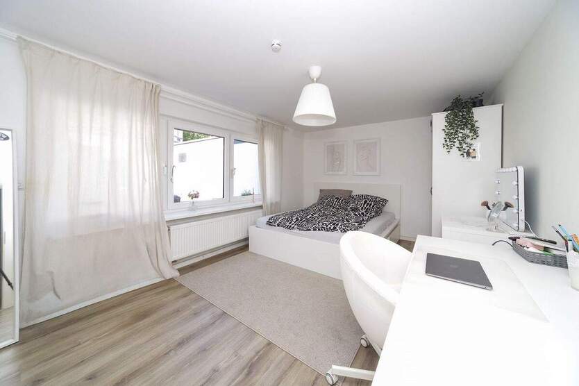 Hochwertige Erdgeschosswohnung mit Garten in kernsaniertem 3-Familienhaus 4 zimmer