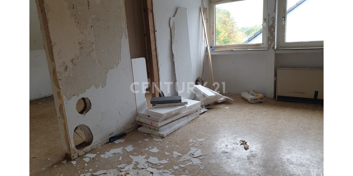 *Renovierungsobjekt* - Kapitalanlage mit Potenzial: Dachgeschosswohnung in begehrter Wohngegend 2 zimmer