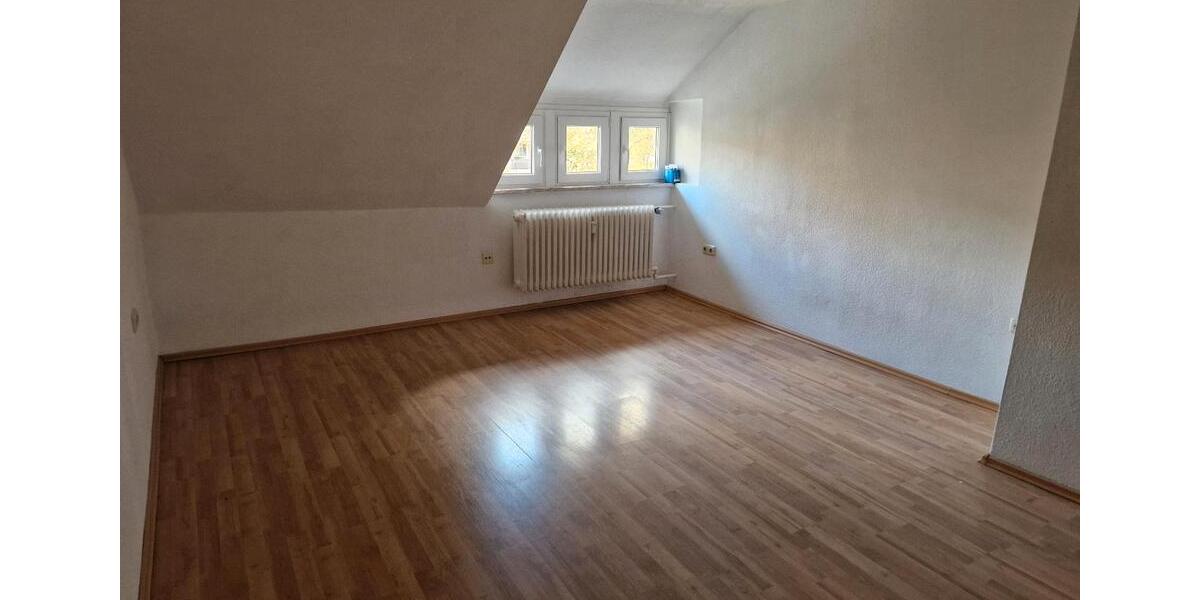 3-Zimmer Dachgeschoss Wohnung zu Vermieten 3 zimmer