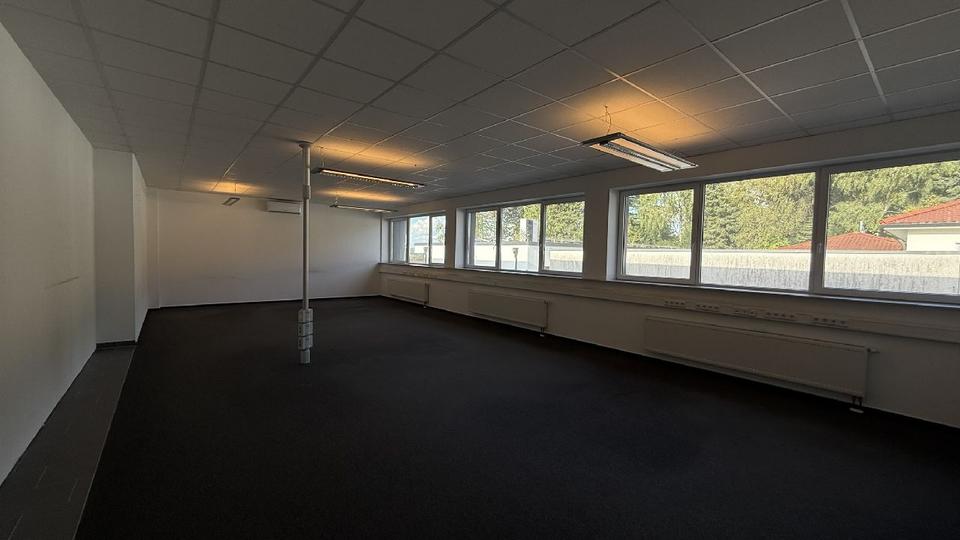 *Provisionsfrei* ca. 700m² Bürogebäude und ca. 600m² Halle zimmer