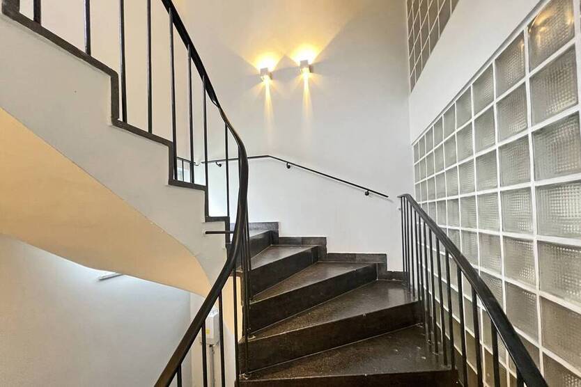 Was für ein schöner Platz! Frisch renovierte 3-Raum-Wohnung mit großem Balkon am Haumannplatz