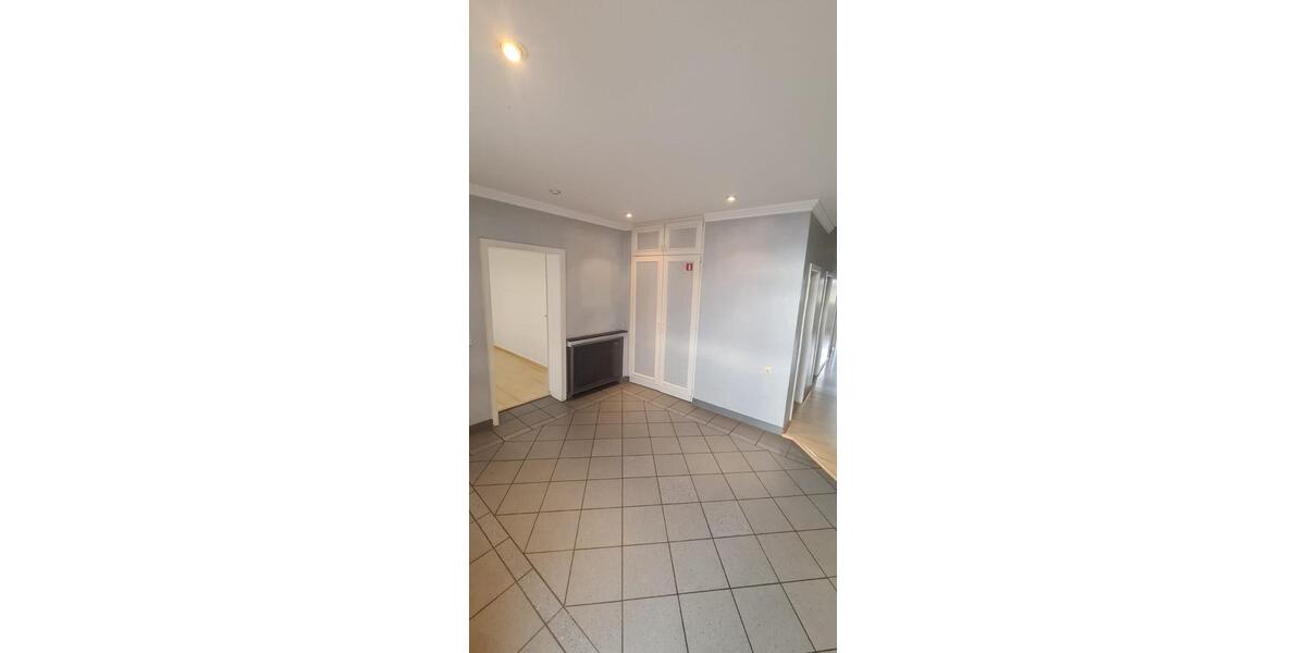 Büroräume + 4 Stellplätze außen zimmer