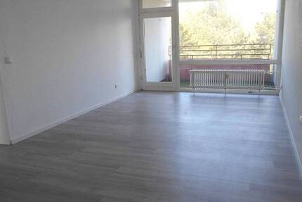 3-Zimmer-Wohnung + Loggia! Renoviert, separate Küche, Wannenbad, neuer Boden, Aufzug