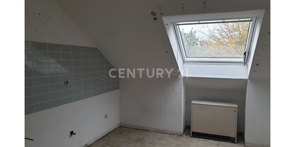 *Renovierungsobjekt* - Kapitalanlage mit Potenzial: Dachgeschosswohnung in begehrter Wohngegend 2 zimmer