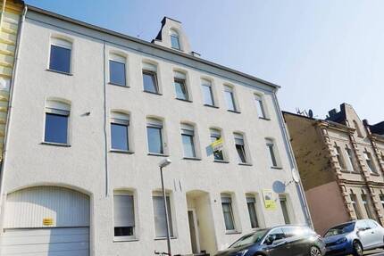 Ruhige Seitenstraße -Mehrfamilienhaus mit 7 Wohnungen und 6 Garagen.