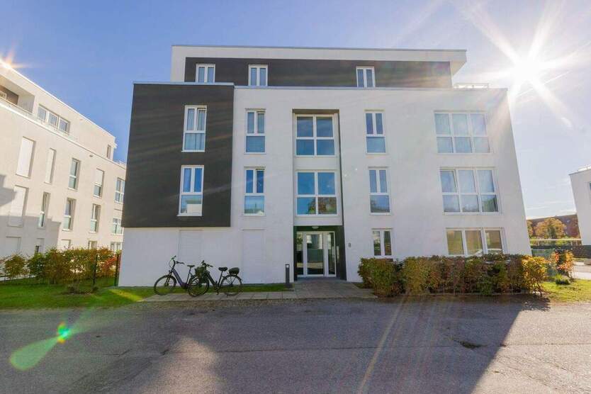 Erdgeschosswohnung mit Terrasse, Garten, Außen- und Tiefgaragenstellplatz 3 zimmer