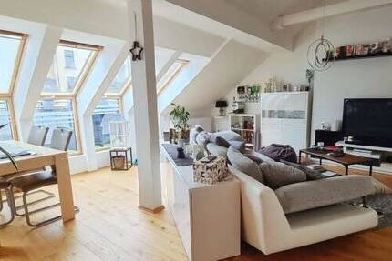 Traumhaft schön!!- Helle 2 Zimmer - Dach-Balkon-Wohnung - Garage möglich.