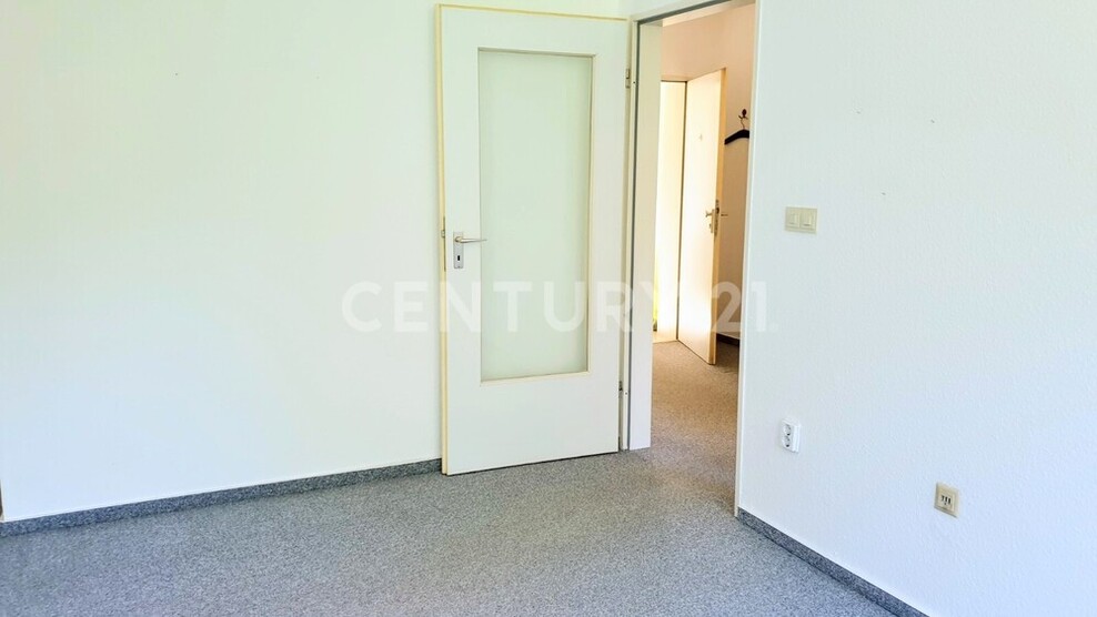 Uninähe! Helle Etagenwohnung mit großzügigem Balkon