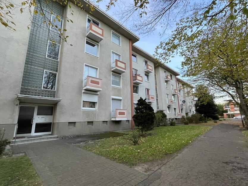 **Was will man mehr? +Balkon +frisch gestrichen +neuer Laminat +neues Tageslichtbad** zimmer