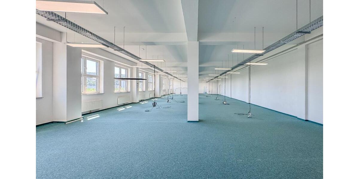 BEHEIZTES LAGER MIT SICHERHEITSDIENST – 390 m² – STELLPLÄTZE – LASTENAUFZUG – BARRIEREFREI – KÜCHE zimmer