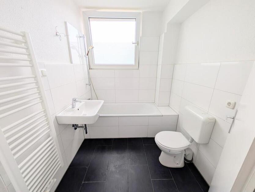 **Was will man mehr? +Balkon +frisch gestrichen +neuer Laminat +neues Tageslichtbad** zimmer