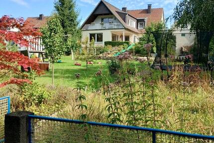 Teilsaniertes Einfamilienhaus auf großem Grundstück
