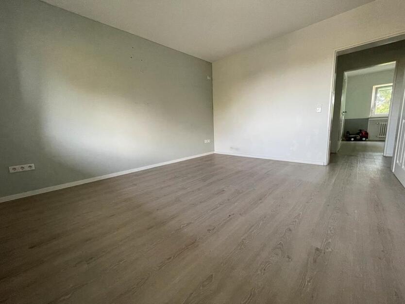 Sonnige kernsanierte 4 Zimmerwohnung mit Balkon und Stellplatz