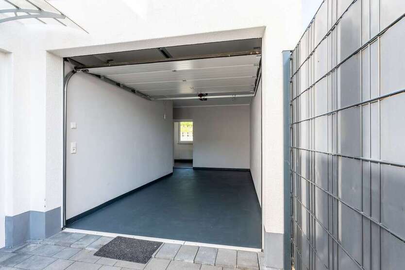 Neuwertiges Mehrfamilienhaus in Hamm-Heessen: 3 Einheiten, Gewerbefläche & privater Garten