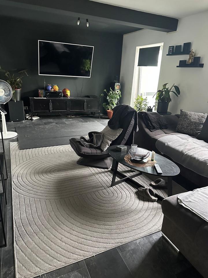 Bei VIVAWEST die Sonnenstrahlen auf dem eigenen Balkon genießen. zimmer