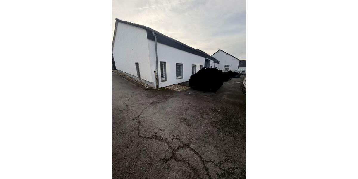 Lagerfläche mit Büroräumen – ca. 150–160 m² zimmer